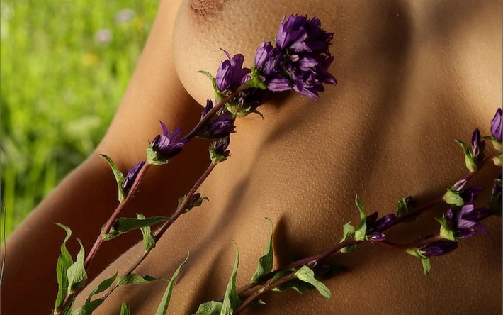 Эротическая фотосессия в цветах