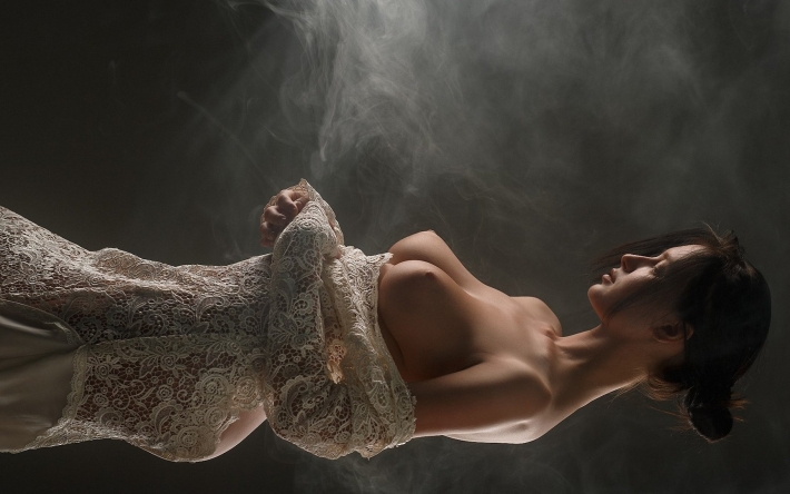 Девушка в кружевном