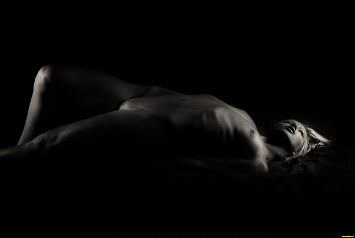 Голая в темноте