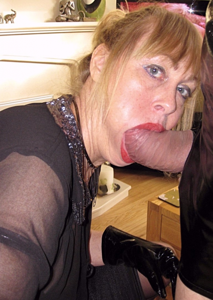 Девушка с огромными губами