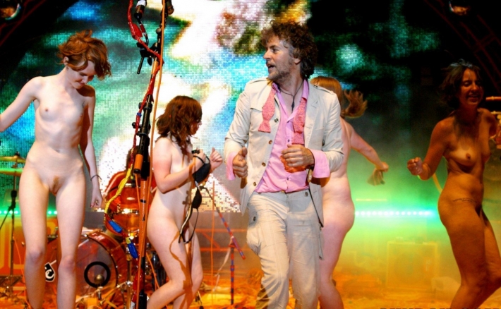 Звезды раздеваются на сцене