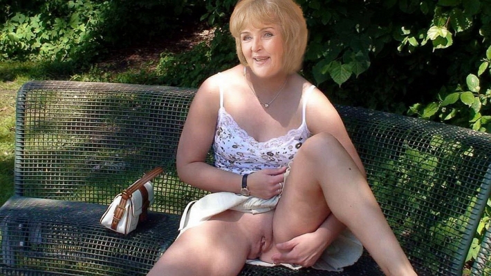 Зрелая без трусов