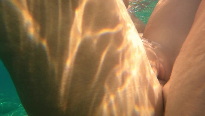 Плавает в бассейне