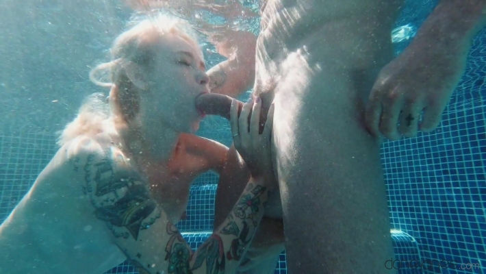 Под водой в бассейне