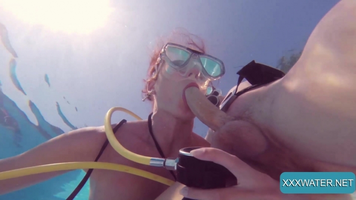 Женщина аквалангист