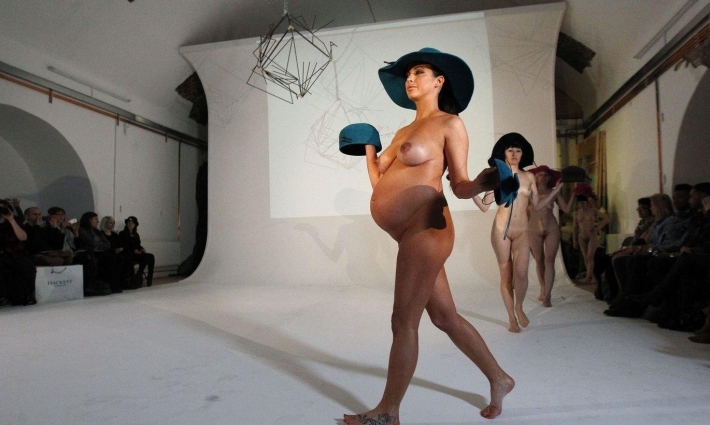 Полностью голые на подиуме