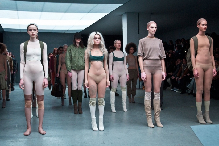 Голые модели на показе мод