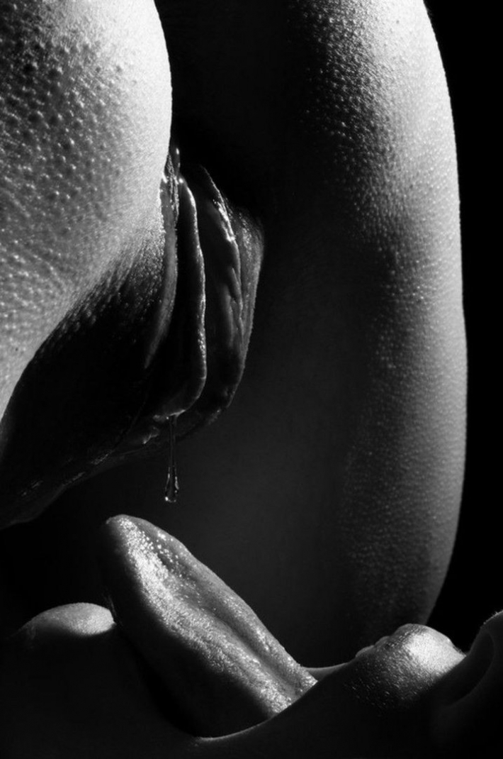 Красивый кунилингус крупно черно белое