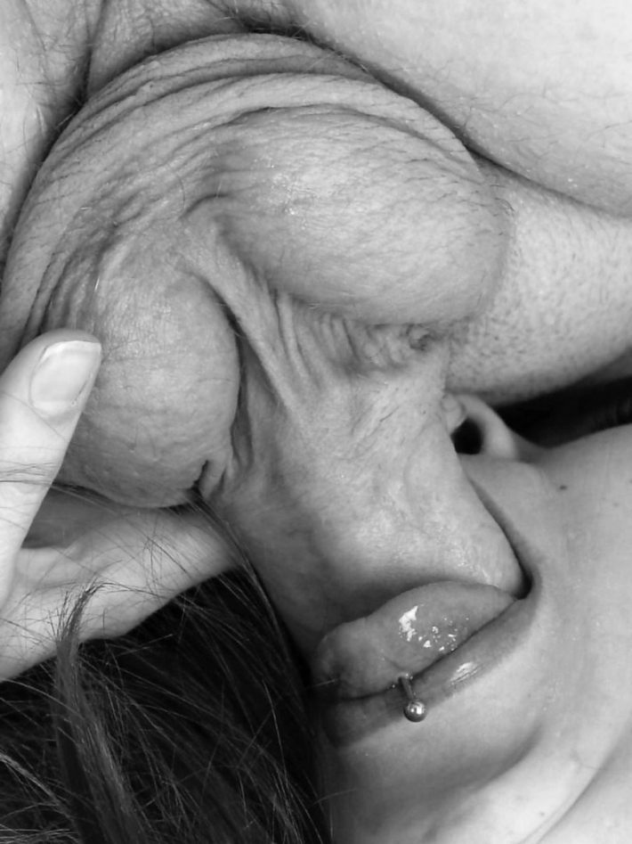 Глубокий заглот члена с яйцами .