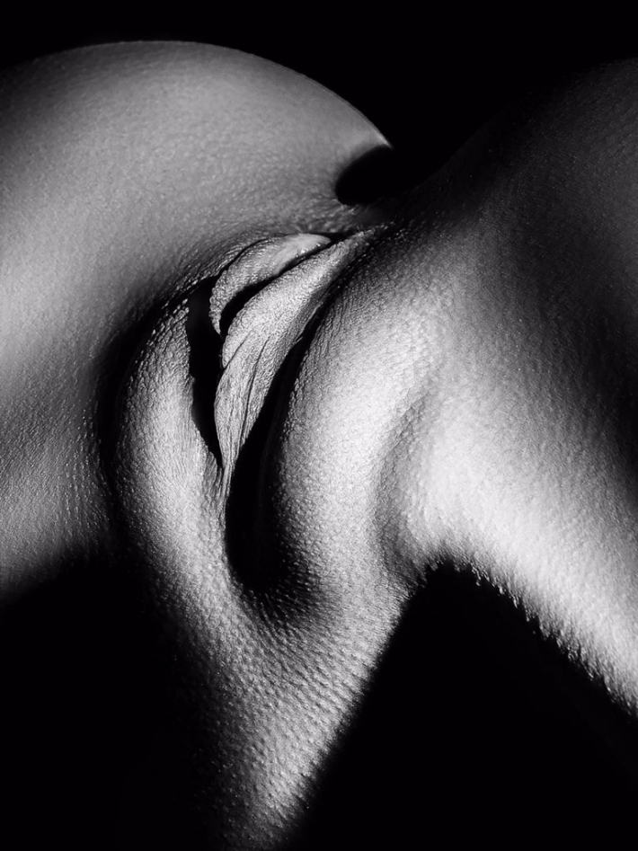 Женское тело ню черно белое