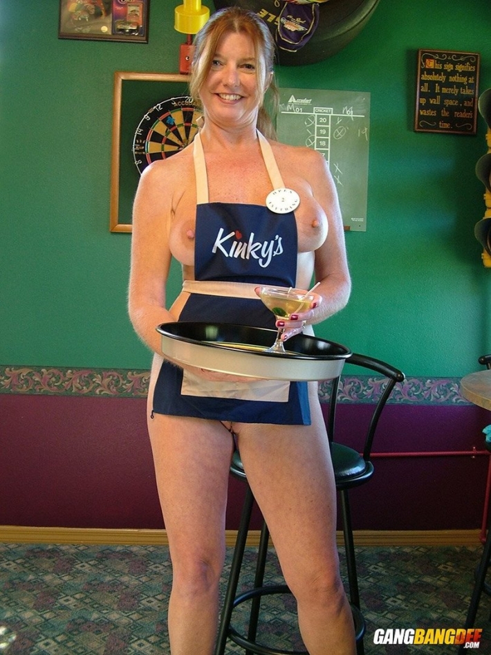 Голые официанты