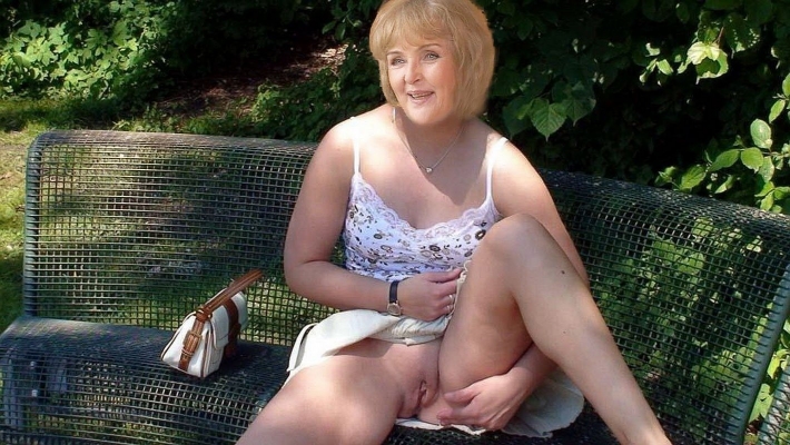 Зрелая без трусов