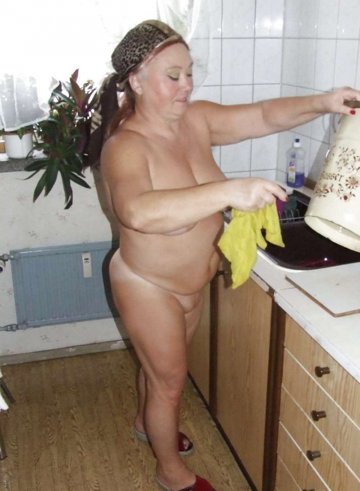 Голая бабушка на кухне