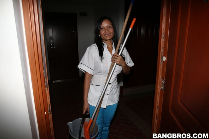Чернокожая уборщица