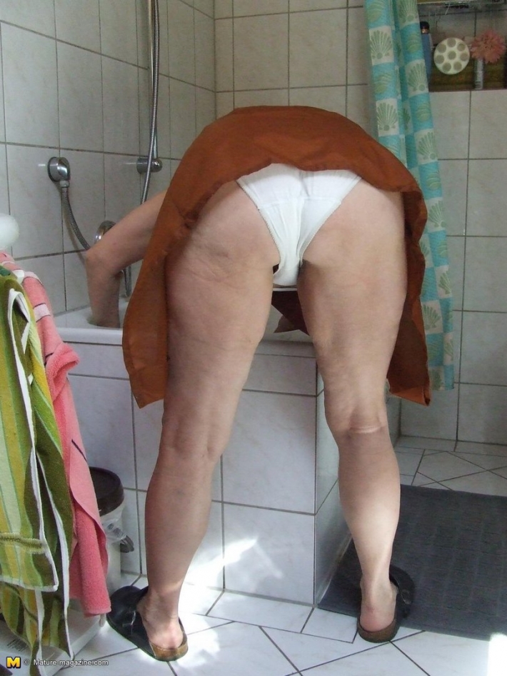 Старые женщины в трусах