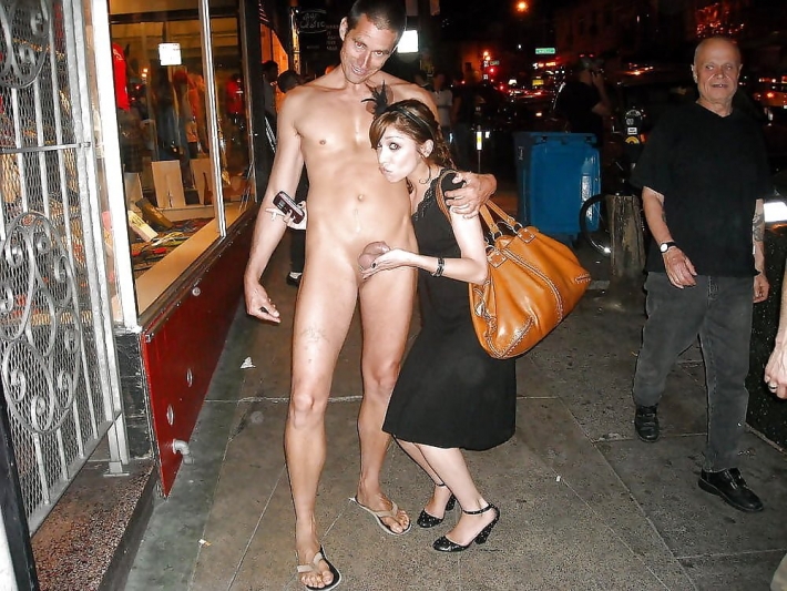 Голая на людях