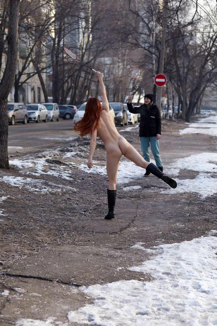 Голая на улице