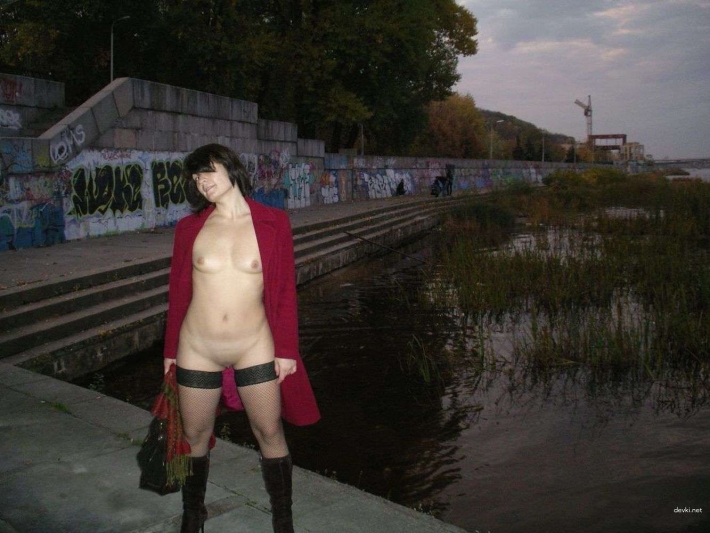 Жена гуляет без трусов