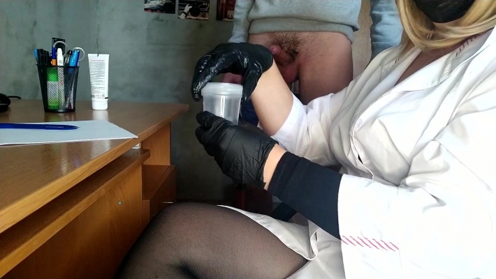 Медсестра осматривает член