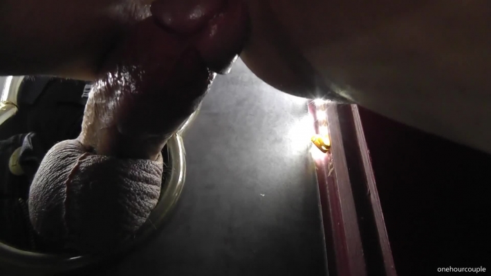 Анал через дырку в стене