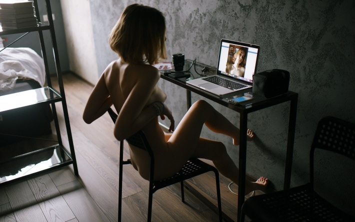 Девушки за ноутбуком голышом