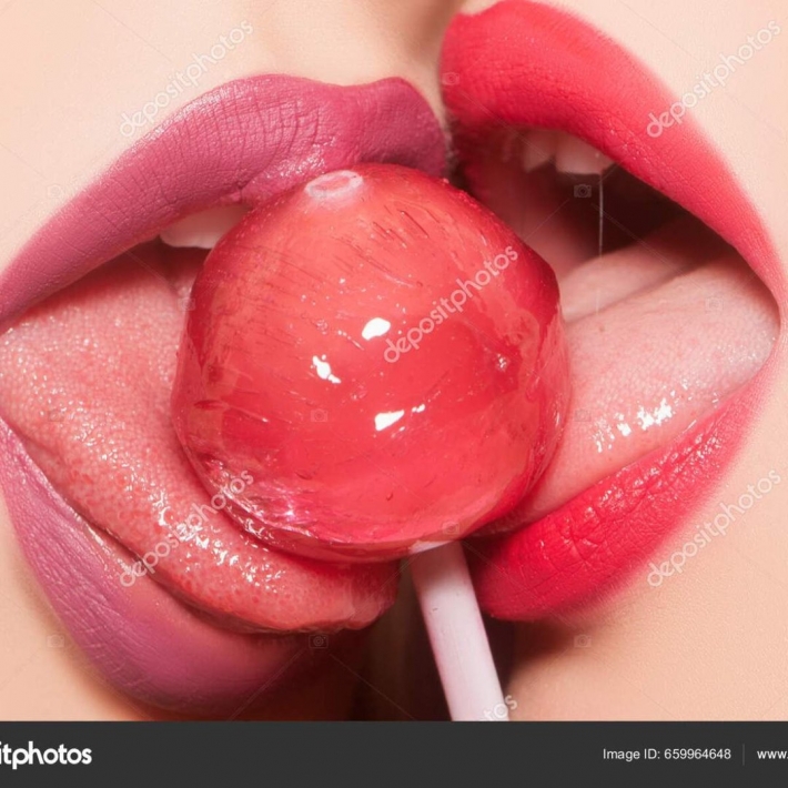 Девушка облизывает чупа чупс