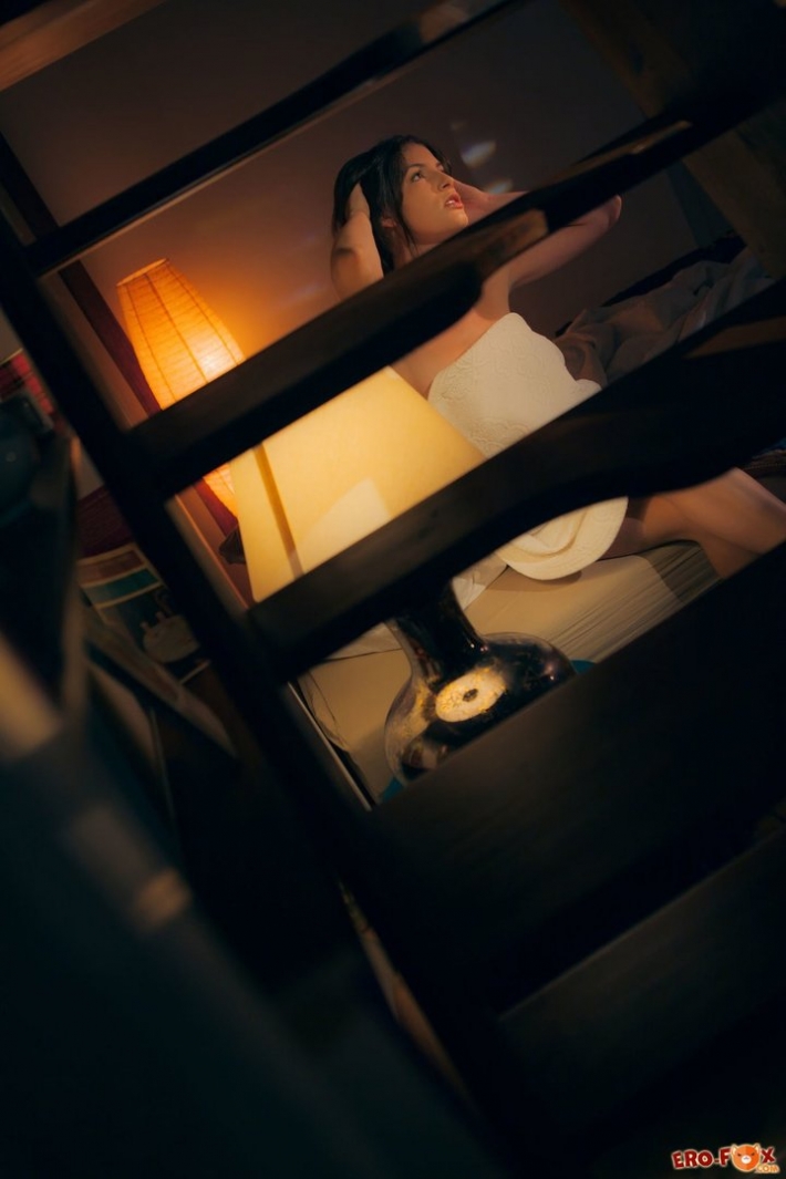 Голая девушка в темноте