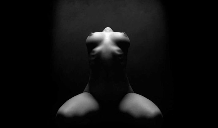 Ню на темном фоне