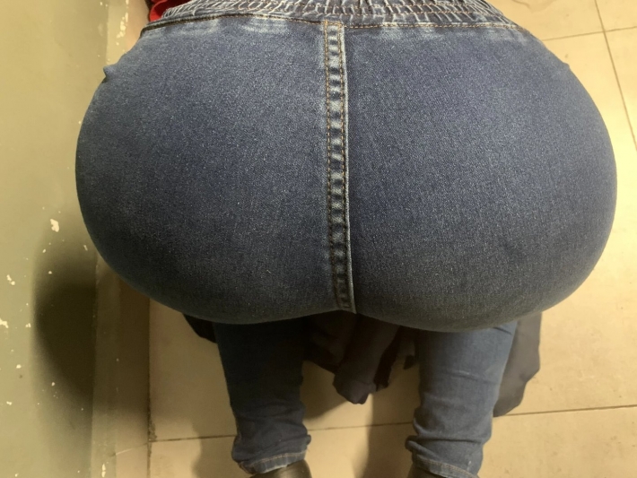 Ягодицы в джинсах