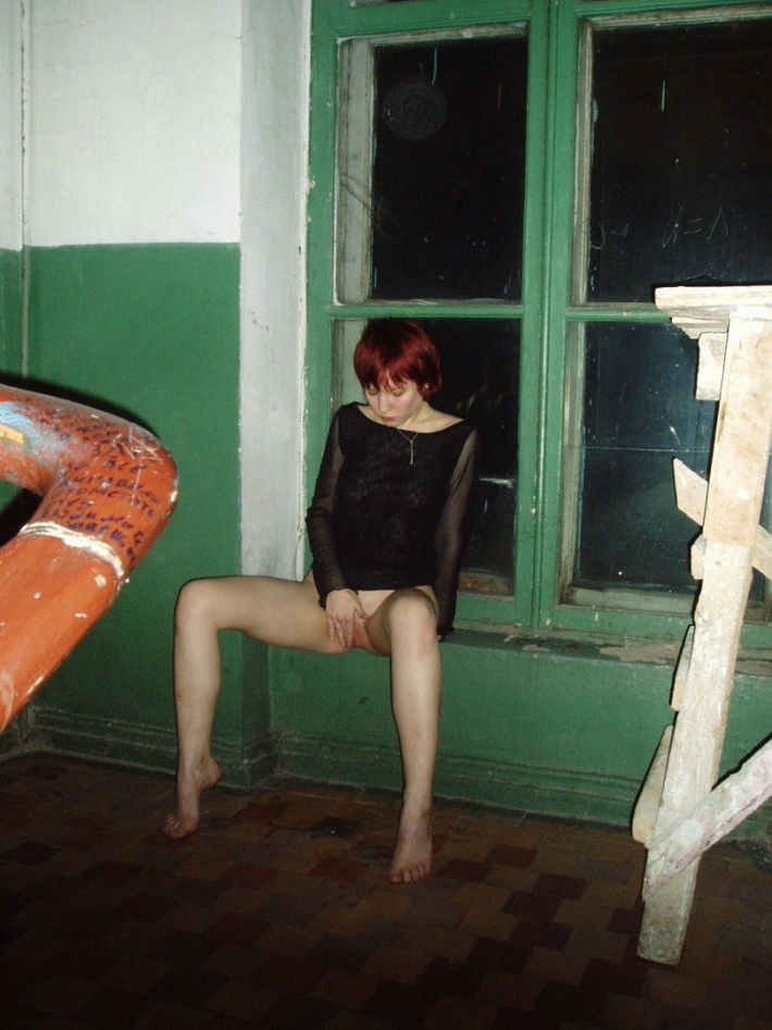 Женщины раздеваются в подъезде