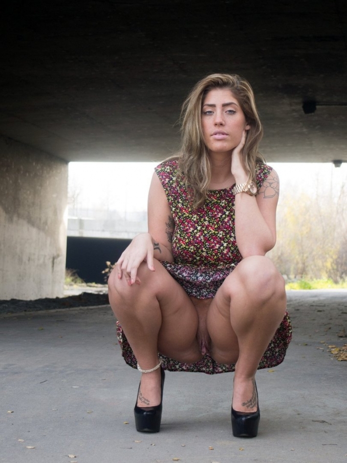 Девушка на корточках без трусов