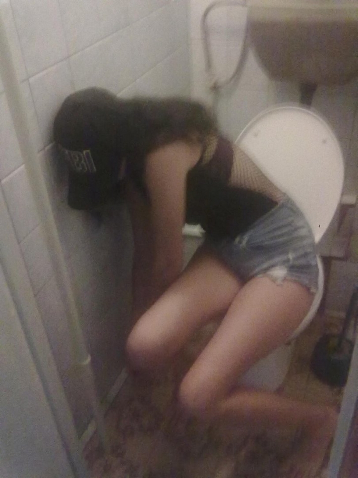 Девушка в туалете