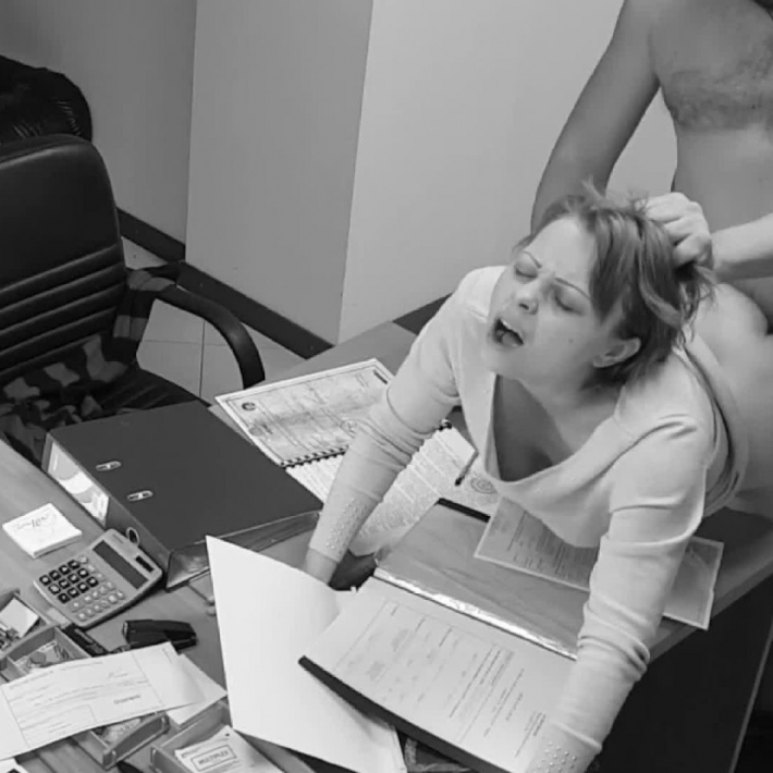 В офисе секс