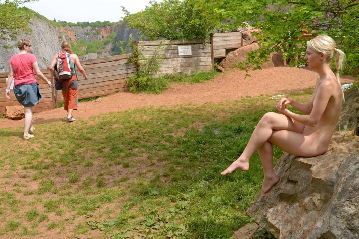 Обнажение в публичных местах