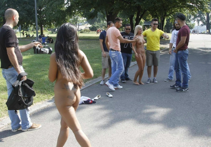 Голые люди на улице