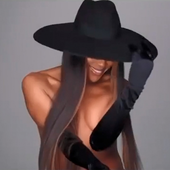 Naomi campbell в шляпе