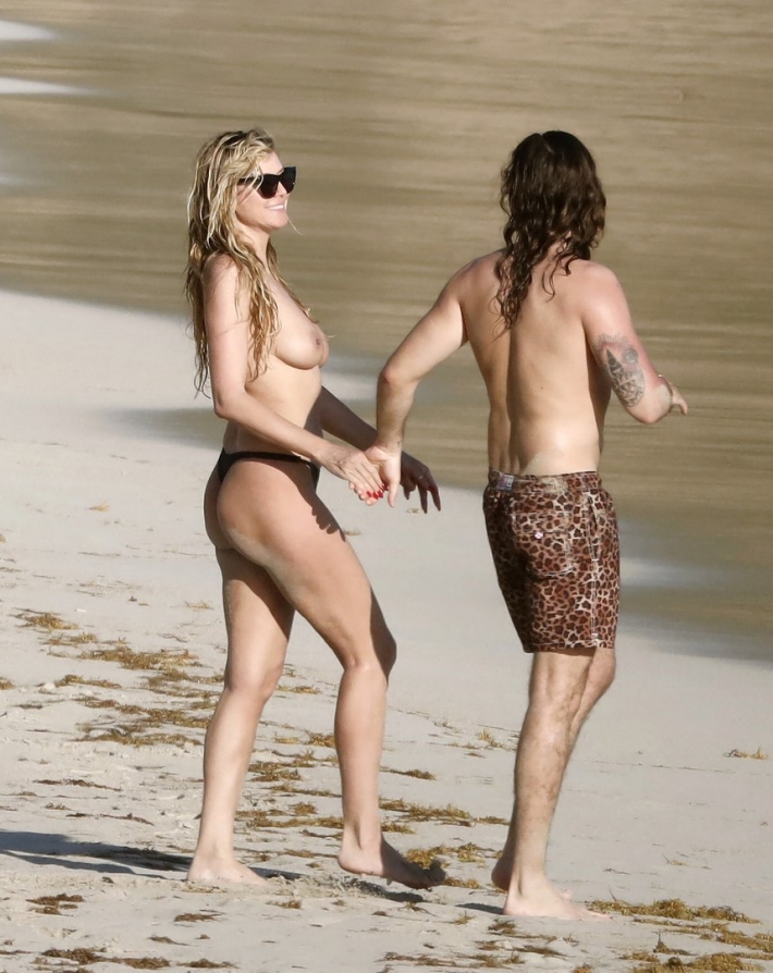 Топлесс на пляже