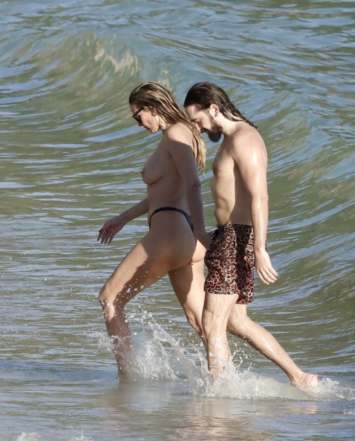 Топлес на пляже