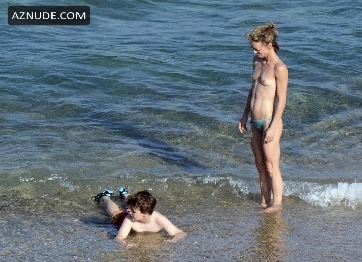 Ванесса паради загорает