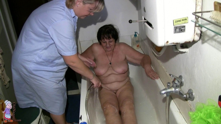 Mature granny душ с мальчиком