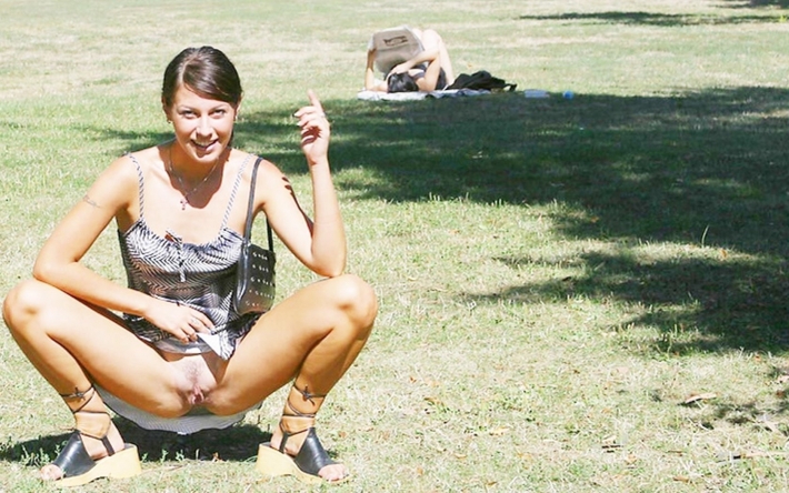 Девушки на корточках без трусов