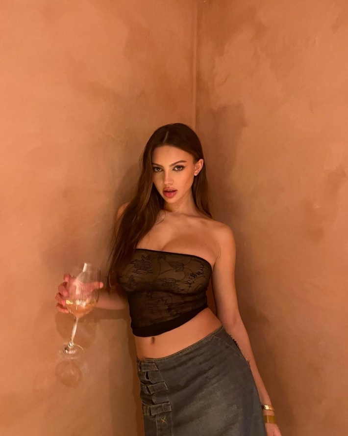 Девушка брюнетка