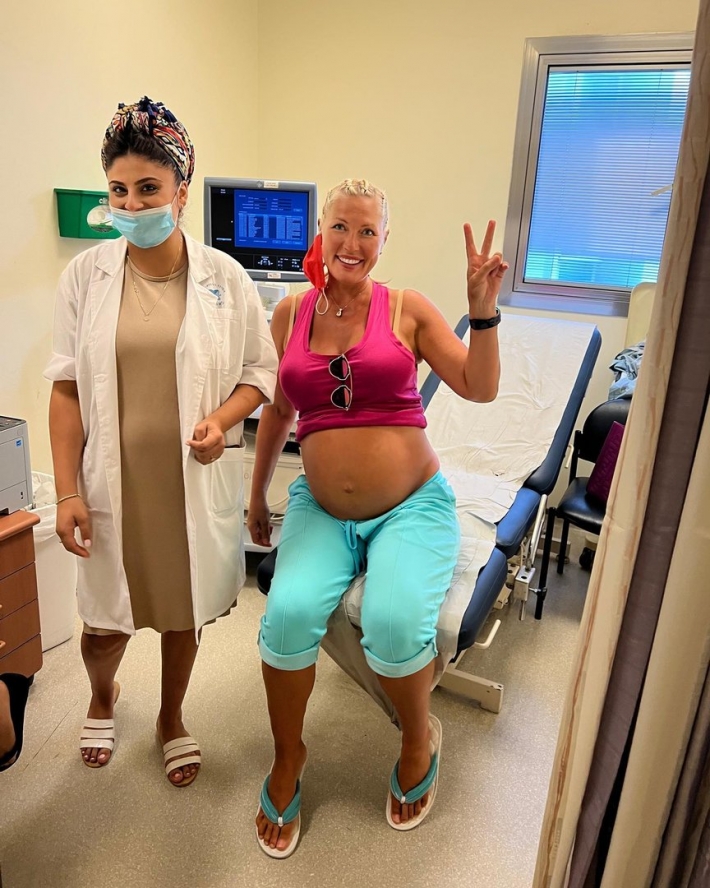 Беременные и акушерка