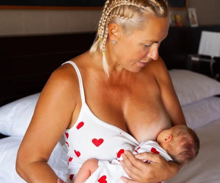 Кормит грудью