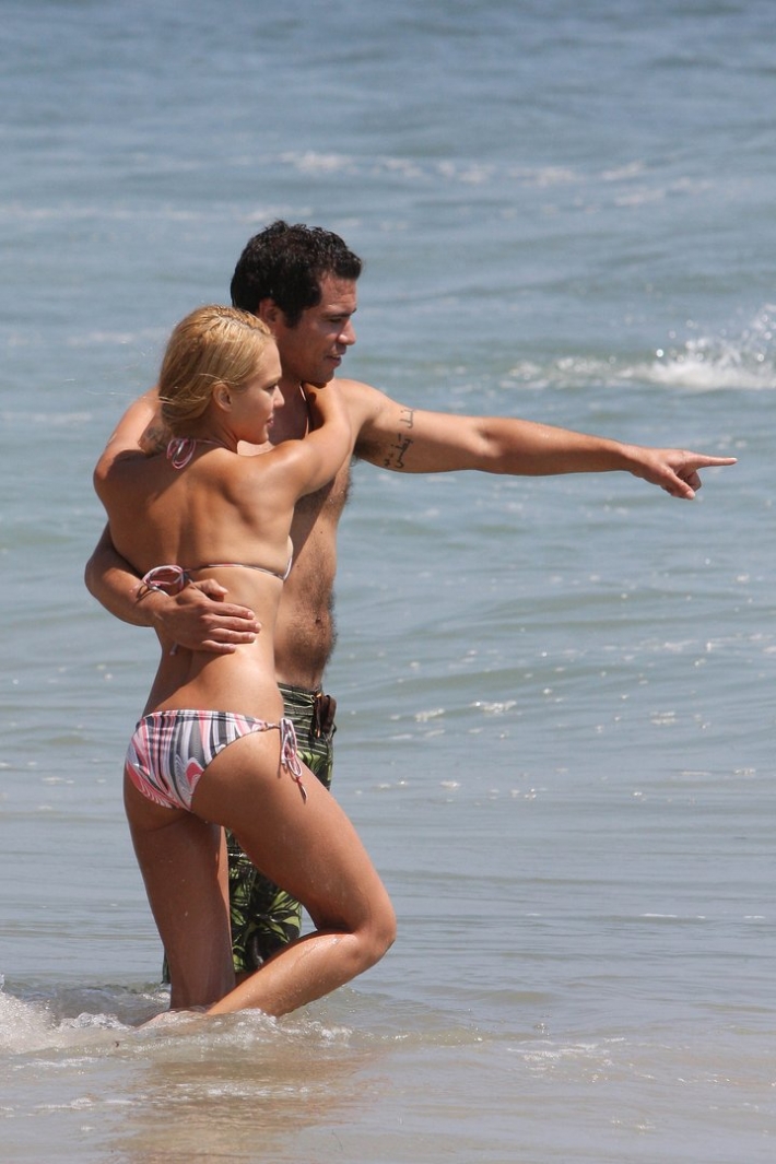 Кэш уоррен и джессика альба на пляже