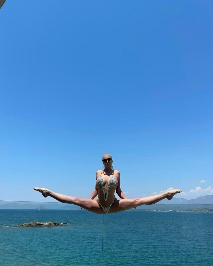 Волочкова на шпагате