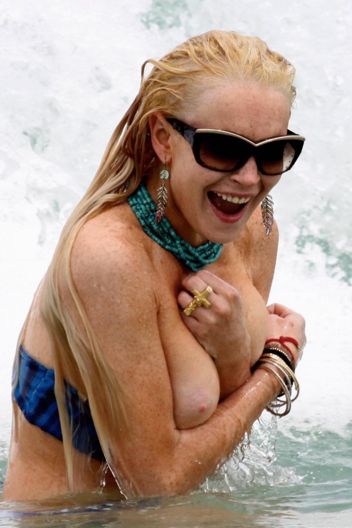 Линдсей лохан nipple slip