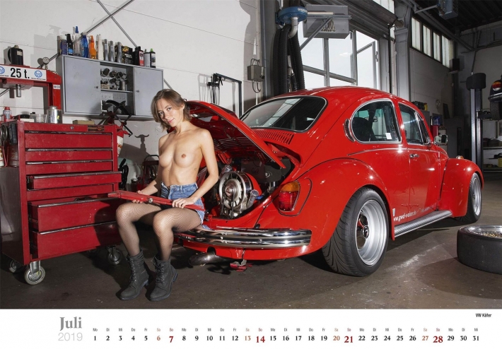 Девушки чинят авто голышом