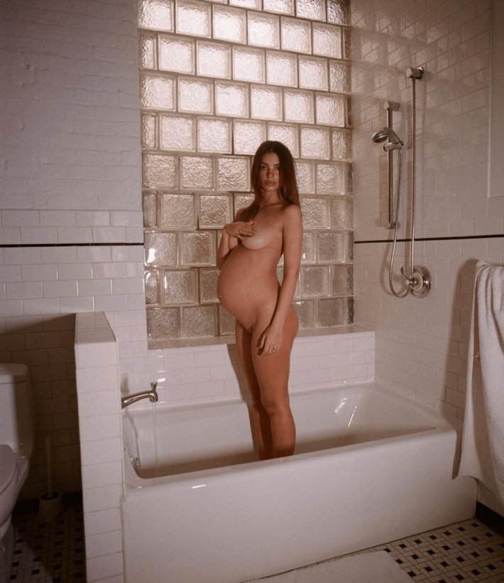 Голые беременные в ванной